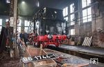 Letzte Vorbereitungen für die Probefahrt der 86 1744 im Dampflokwerk Meiningen. (10.03.2020) <i>Foto: Joachim Schmidt</i>