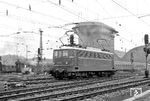 Die Vorserien E 10 005 (Bw Nürnberg Hbf) im Vorfeld des Frankfurter Hauptbahnhofs. (1964) <i>Foto: Reinhold Palm</i>