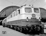 Die seit 04.02.1962 zum Bw Heidelberg gehörende "provisorische Rheingoldlok" E 10 1242 in ihrer kobaltblau/beigen Lackierung vor dem wiedereinführten "Rheingold". Als einer der ganz wenigen Züge seiner Art tauschte der "Rheingold" ab 1963 Kurswagen mit dem TEE "Rheinpfeil" (Dortmund–München) aus. Das Wagenumstellen erfolgte im Duisburger Hauptbahnhof. 1965 wurde der Zuglauf bis Genf verlängert und der "Rheingold" wurde zum Trans-Europ-Express (TEE) aufgewertet. Die Fahrzeuge erhielten die neue TEE-Farbkombination weinrot/beige. (05.1962) <i>Foto: Reinhold Palm</i>