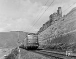 E 40 364 (Bw Mainz-Bischofsheim) mit einem Güterzug auf der rechten Rheinstrecke unterhalb der Burgruine Ehrenfels bei Rüdesheim. (1964) <i>Foto: Reinhold Palm</i>