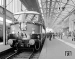 Der erste Zug mit elektrischer Traktion von Frankfurt-Sportfeld nach Mannheim ist in Mannheim Hauptbahnhof eingetroffen. Die Ehre hatte E 10 336, die erst zwei Monate zuvor, am 21.07.1964, in Dienst gestellt worden war.  (27.09.1964) <i>Foto: Reinhold Palm</i>