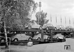Auf der IVA 1965, die vom 25. Juni bis 3. Oktober 1965 auf dem Messegelände Theresienhöhe in München stattfand, wurden auf neun Gleisen mit 3500 m Schienen mehr als 100 Schienenfahrzeuge ausgestellt. Dazu gehörte auch dieser Autotransportwagen, der mit nagelneuen VW-Käfern bestückt war. (07.1965) <i>Foto: Reinhold Palm</i>