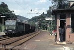 140 257	fährt mit einem Güterzug durch den Bahnhof Hirschhorn am Neckar. (12.08.1980) <i>Foto: Peter Schiffer</i>