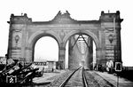 Nach Ende des Zweiten Weltkriegs war vom einstigen Glanz der zweigleisigen Eisenbahnbrücke zwischen Mannheim und Ludwigshafen über den Rhein nicht mehr viel übrig geblieben. Noch kurz vor Kriegsende, am 20. März 1945, war sie durch die deutsche Wehrmacht gesprengt worden. Am 30. Juli 1946 wurde über eine Behelfsbrücke der Eisenbahnverkehr eingleisig wieder aufgenommen, was kurz danach durch den Fotografen der RBD Mainz dokumentiert wurde. (1946) <i>Foto: RBD Mainz, Slg. W. Löckel</i>
