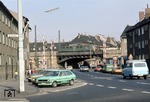 Eine unbekannte	140 passiert mit einem Güterzug die Eisenbahnüberführung an der Escherstraße in Köln-Nippes. Heute befindet sich hier der S-Bahnhaltepunkt Nippes. Der Bahnübergang (Anschlußgleis zum Schlachthof) ist auch längst Geschichte.  (25.03.1981) <i>Foto: Peter Schiffer</i>