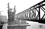 Die Reste der gesprengten Rheinbrücke zwischen Mannheim und Ludwigshafen mit der neu entstandenen Hilfsbrücke. (1946) <i>Foto: RBD Mainz, Slg. W. Löckel</i>