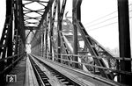 Die nach dem Krieg wiederhergestellte Behelfsbrücke über den Rhein, die ab Juli 1946 für die Eisenbahn wieder eingleisig befahrbar war. Am Ende der Brücke steht das Einfahrsignal nach Mannheim Hbf, zu besseren Erkennbarkeit links vom Gleis. (1946) <i>Foto: RBD Mainz, Slg. W. Löckel</i>