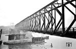 Die fertiggestellte Behelfsbrücke über den Rhein zwischen Mannheim und Ludwigshafen. In den Jahren 1954/55 ließ die Deutsche Bundesbahn die eingleisige Dauerbehelfsbrücke durch einen zweigleisigen Neubau ersetzen. Da ein 65 Meter langes Teil der Brücke von 1932 noch vorhanden war und verwendet wurde, entstand die gleiche Rautenfachwerkkonstruktion wie zuvor. (1946) <i>Foto: RBD Mainz, Slg. W. Löckel</i>