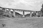 Die Vollendung der Strecke von Grünstadt mit Enkenbach-Alsenborn, die bereits in den 1870er Jahren begonnen und teilweise in Betrieb genommen worden war, verzögerte sich, weil die Eistalbrücke als Lückenschluss erst 60 Jahre später fertiggestellt wurde. Am 5. November 1932 wurde sie eröffnet. Technisch ist sie eine Balkenbrücke, bestehend aus einer von Pfeilern getragenen Fachwerkkonstruktion, deren Oberkante 36 Meter über dem Bachlauf des Eisbach liegt, und mit einer Länge von 271 Metern die längste Eisenbahnbrücke in der Pfalz ist.  (1945) <i>Foto: RBD Mainz, Slg. W. Löckel</i>