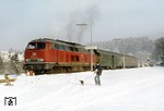 215 042	verlässt mit einem Nahverkehrszug nach Gerolstein den Bahnhof	Nettersheim in der Eifel.	 (23.02.1981) <i>Foto: Peter Schiffer</i>