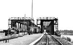 Die Dauerbehelfsbrücken der Maxauer Rheinbrücke von 1947. Rechts die Bahnstrecke von Karlsruhe nach Winden in der Pfalz, links die Reichsstraße 10. (1947) <i>Foto: RBD Mainz, Slg. W. Löckel</i>