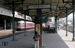Blickfang sind der alte Zugzielanzeiger als auch der unvermeidliche Pfefferminz-Bonbon "PEZ"-Automat auf dem Bahnsteig in Seesen. Im Hintergrund 613 610. (06.05.1983) <i>Foto: Peter Schiffer</i>