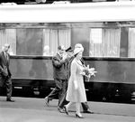 Die Chronisten berichteten, dass die damals 39-jährige Queen mit einem 15 Waggons langen Sonderzug und ihrer Entourage nach Wiesbaden angereist war, inklusive ihrer einstigen Säuglingsschwester Miss MacDonald, die den einjährigen Prinz Edward betreute. 17 Minuten zu spät wäre der Zug auf Gleis 5 im Wiesbadener Hauptbahnhof angekommen, wo das Empfangskomitee um den damaligen Ministerpräsidenten Georg August Zinn ungeduldig wartete. (20.05.1965) <i>Foto: Reinhold Palm</i>