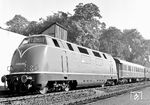 V 200 001 wurde am 23. Juli 1954 fabrikneu dem Bw Frankfurt-Griesheim zugeteilt. Sie war allerdings nicht die erste Neuanlieferung. Diese Ehre wurde V 200 005 am 24. Februar 1954 zuteil. Der Grund lag wohl darin, dass V 200 001 als neue "Wirtschaftswunderlok" viel herumgereicht wurde, so z.B. auf der Verkehrsausstellung in München von Juni bis Oktober 1953. Bis dahin hatte sie allein schon 4.000 km Probefahrten hinter sich. 1954 wurden die fünf Vorauslokomotiven der Baureihe V 200 von Frankfurt aus ständig eingesetzt und erprobt, sodass sie in dem Jahr auf 673.000 km Laufleistung kamen, für das erste Betriebsjahr einer neuen Baureihe ein beachtliches Ergebnis. Hier ist V 200 001 mit einem Sonderzug der HVB-Oberen von Frankfurt an die Mosel unterwegs. Der Aufnahmeort wurde leider nicht überliefert. (1954) <i>Foto: Reinhold Palm</i>
