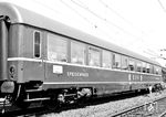 Der neue DSG-Speisewagen "11115 Ffm" wartet im Gleisvorfeld des Frankfurter Hauptbahnhofs auf seinen nächsten Einsatz im "Gotthard-Express" nach Basel Bad Bf. Ab 1964 lieferte O&K insgesamt 27 klimatisierte Neubau-Vollspeisewagen mit 27,5 m Länge an die DSG bzw. DB. Der "11115" war der erste aus der 1966er-Serie 11115 bis 11122, alle Wagen wurden in rot abgeliefert. Da 1966 keine neuen TEE-Wagenzüge eingeführt wurden, brauchte aus dieser Serie keiner für TEE "abgezweigt" werden. Als Unterschied zur 1965er-Serie erhielten diese Wagen nur noch ein Seitengangfenster, dafür aber schmale Fenster in den Ladetüren. Der "11115 Ffm" wurde am 17.02.1966 abgenommen, erhielt aber schon in 1966 die UIC-Nummer 51 80 88-80 215-3. Mit seinen "Brüdern" 51 80 88-80 218-1 und 51 80 88-80 221-7 aus der gleichen Bauserie gehörte der Wagen dann ab 1983 zum Speisewagen-Park des aufgefrischten TEE "Rheingold". (1966) <i>Foto: Reinhold Palm</i>