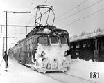 Ein vom harten Wintereinsatz gekennzeichneter ÖBB 4030 im Bahnhof Klais. Von Innsbruck aus verkehrten die Triebwagen zweiteilig nach Reutte in Tirol. Im Rahmen des Korridorverkehrs passierten sie dabei im Raum Garmisch-Partenkirchen auch deutsches Gebiet. (1968) <i>Foto: Reinhold Palm</i>