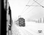 E 10 344 (Bw München Hbf) trifft im Schneegestöber in Klais ein. (1968) <i>Foto: Reinhold Palm</i>