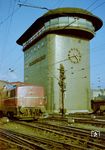 V 80 002 vom Bw Frankfurt-Griesheim verlässt mit N 4555 nach Bad Homburg den Frankfurter Hauptbahnhof. Das markante Zentralstellwerk, das bei zahlreichen Aufnahmen von Reinhold Palm werbewirksam ins Bild gesetzt wurde, war im Juli 1957 in Betrieb gegangen. (1959) <i>Foto: Reinhold Palm</i>