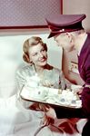 Frühstück im Schlafwagen der DSG. Der Schaffner war wohl echt, die Dame diesmal ein professionelles Mannequin. (1955) <i>Foto: Reinhold Palm</i>