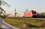 Wegen eines Kabelschadens auf der "Rennbahn" zwischen Köln und Düsseldorf wurden am 6. und 7. April alle Fernzüge über die Güterzugstrecke Düsseldorf-Eller - Hilden - Opladen umgeleitet, so auch IC 2205 (Emden - Koblenz) mit 101 047 bei Immigrath. (06.04.2020) <i>Foto: Joachim Bügel</i>