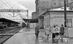 Eine PKP Ty51, eine in den Jahren 1953 bis 1958 gebaute Güterzuglok, fährt durch Bromberg Hbf (Bydgoszcz Glówna). Die damals noch alltägliche Szene scheint die Reisenden auch wenig zu interessieren. (28.04.1976) <i>Foto: Burkhard Wollny</i>