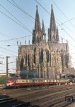 Vor der Kulisse des Kölner Doms verlässt ein 601 als IC 131 "Prinzipal" (Köln - Hamburg) den Kölner Hauptbahnhof. (02.07.1976) <i>Foto: Peter Schiffer</i>