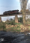 051 633	(50 1633) überquert mit Gag 49576 die Ihner Bachbrücke bei Niedaltdorf. Im Vordergrund fließt die Nied vorbei. (29.04.1976) <i>Foto: Peter Schiffer</i>