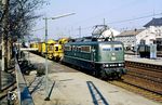 151 004 mit einem Durchgangsgüterzug nach Gremberg Rbf in Solingen-Ohligs (Solingen Hbf). (04.03.1987) <i>Foto: Joachim Bügel</i>