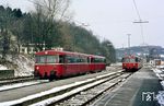 Schienenbustreffen im Bahnhof Westerburg: Links 798 693 mit 998 725 als N 6718 nach Altenkirchen, rechts 798 684 mit zwei 998 als N 6727 (Au/Sieg - Limburg). (04.03.1987) <i>Foto: Wolfgang Bügel</i>