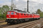 Leider ohne Wagen waren WFL 232 535 und 232 283 als Bauz 55496 (Stolberg - Hamburg-Harburg) in Hilden unterwegs. (14.04.2020) <i>Foto: Joachim Bügel</i>