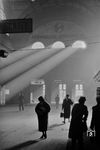 Gekonnt wurde die Stimmung in der Licht durchfluteten Halle des Frankfurter Hauptbahnhofs in Szene gesetzt. (1955) <i>Foto: Reinhold Palm</i>