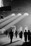 Blick in die lichtdurchflutete Halle des Frankfurter Hauptbahnhofs. (1955) <i>Foto: Reinhold Palm</i>