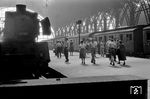 Reisende in Frankfurt Hbf. Links steht 41 051 aus Kassel. (1954) <i>Foto: Reinhold Palm</i>