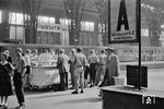 Sommerstimmung in Frankfurt Hbf (damals noch Hauptpersonenbahnhof  - Hpbf). Der Verkaufswagen für Reiseproviant versorgte die Reisenden direkt auf dem Bahnsteig oder am Zug, Automaten waren noch nicht angesagt. (1954) <i>Foto: Reinhold Palm</i>