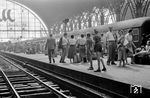 Sommerreiseverkehr in Frankfurt Hbf. (1954) <i>Foto: Reinhold Palm</i>