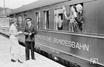Und nochmal mit viel "Winke-Winke" eine Szene am WG6üge "10832 Ffm", der übrigens 9 Jahre später noch zu einem königlichen Einsatz beim Besuch von Elizabeth II. als Gesellschafts- und Bürowagen kam. Der Hintergrund lässt vermuten, dass die Aufnahmen im neuen Heidelberger Hauptbahnhof entstanden sind. (1956) <i>Foto: Reinhold Palm</i>