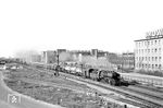 50 1312 (Bw Darmstadt) mit einem Güterzug vor den BBC-Werken in Mannheim-Käfertal. (03.04.1960) <i>Foto: Helmut Röth</i>