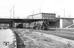 50 1834 rollt mit einem Güterzug durch Mannheim-Käfertal unter der Brücke der Bundesstraße 38 hindurch. (03.04.1960) <i>Foto: Helmut Röth</i>