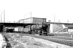 44 1523 (Bw Mannheim) fährt mit einem Güterzug in den Bahnhof Mannheim-Käfertal ein. (03.04.1960) <i>Foto: Helmut Röth</i>