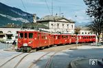 RhB ABe 4/4 484 und 487 als Personenzug nach Arosa auf dem Bahnhofsvorplatz in Chur. (05.10.1981) <i>Foto: Peter Schiffer</i>