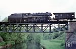 CSD 556.0280 überquert mit einem Güterzug die Brücke über die Wittig bei Frydlant v Cechach (Friedland in Böhmen). (16.05.1973) <i>Foto: Peter Schiffer</i>