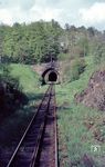 Die seit 1992 unter Denkmalschutz stehende Zahnradstrecke von Tanvald (Tannwald-Schumburg) nach Korenov (Polaun) im Isergebirge. Der Blick geht auf das Südportal des 935 m langen Polubenský (Polauner) Tunnel. Die kleine Steinbogenbrücke verschwand später im Zuge der Straßenverbreiterung, der Tunnel wurde dafür etwas verlängert.  (16.05.1973) <i>Foto: Peter Schiffer</i>