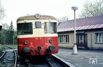 CSD M240.0110 im Bahnhof Harrachov an der Bahnstrecke Jelenia Gora – Korenov. Die früher als "Zackenbahn" bekannte Strecke verläuft im Isergebirge von Jelenia Gora (Hirschberg) über Szklarska Poreba (Schreiberhau) nach Korenov (Polaun). Sie war eine der ersten elektrifizierten Eisenbahnstrecken Deutschlands und wurde durch den Einsatz der "Rübezahl-Triebwagen" der Baureihe ET 89 bekannt. Im August 2010 wurde der grenzüberschreitende Verkehr wieder aufgenommen, der kurz nach dem Zweiten Weltkrieg aufgegeben worden war. Die Haltestelle Harrachov (bis 1945: Strickerhäuser bzw. bis 1958: Tkacze) war einst die letzte deutsche Bahnstation vor der Staatsgrenze mit Böhmen. Die Haltestelle kam 1959 durch einen Gebietsaustausch von Polen zur Tschechoslowakei und wird seit 1963 als Bahnhof für den tschechischen Wintersportort Harrachov genutzt.  (16.05.1973) <i>Foto: Peter Schiffer</i>