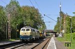 Etwas übermotorisiert vor dem kurzen Zug rollen RP 218 489 + 218 466 mit DGV 94188 (Gotha - Köln-Messe/Deutz) durch den Haltepunkt Haan. (20.04.2020) <i>Foto: Joachim Bügel</i>