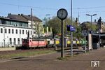 Die Bildzahl (in Klammern) verrät, dass 181 213 nicht das erste Mal durch Wuppertal kam. Neu war allerdings, dass sie nicht mehr für die DB, sondern das private EVU Martin Schlünß Eisenbahnlogistik in Wankendorf (SEL) unterwegs war. In Wuppertal-Steinbeck hat sie drei SNCF-Dieselloks sowie eine Vossloh DE 18 als Tfzf 94468 (Hagen Gbf - Luisenthal/Saar) am Haken. (21.04.2020) <i>Foto: Wolfgang Bügel</i>