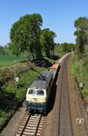 Kurze Zeit später rollte der DGV 94012 (Bochum Hbf - Bingen) mit 215 082 bei Haan-Ellscheid vorbei. (21.04.2020) <i>Foto: Joachim Bügel</i>