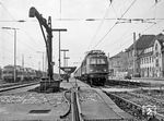 118 005 ist mit N 7349 aus Heidelberg um 18.21 Uhr im Bahnhof Lauda angekommen. Links steht ein Güterzug mit einer 215-Doppeltraktion (vorne 215 004). (1977) <i>Foto: Karsten Risch</i>