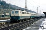 Die erste Serienmaschine der Baureihe 110 (110 101), die fast auf den Tag genau 30 Jahre zuvor in Dienst gestellt worden war, vor D 912 (Frankfurt/M - Gießen - Siegen-Weidenau - Hagen - Essen - Krefeld - Mönchengladbach) im Bahnhof Dillenburg. (04.03.1987) <i>Foto: Wolfgang Bügel</i>