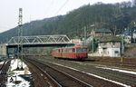 798 642 und 998 627 fahren als N 6342 nach Betzdorf aus dem Bahnhof Dillenburg. (04.03.1987) <i>Foto: Wolfgang Bügel</i>