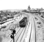 Ein VT 95 mit VB 142 vor der Kulisse der Schachtanlage Emil (Zeche Königin Elisabeth) auf der Verbindungsbahn zwischen Essen Hbf und Essen-Katernberg Nord.  (12.1954) <i>Foto: Willi Marotz</i>